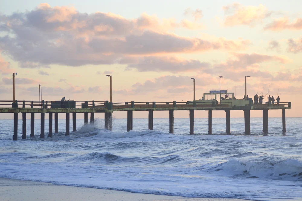 El muelle con el cielo rosado